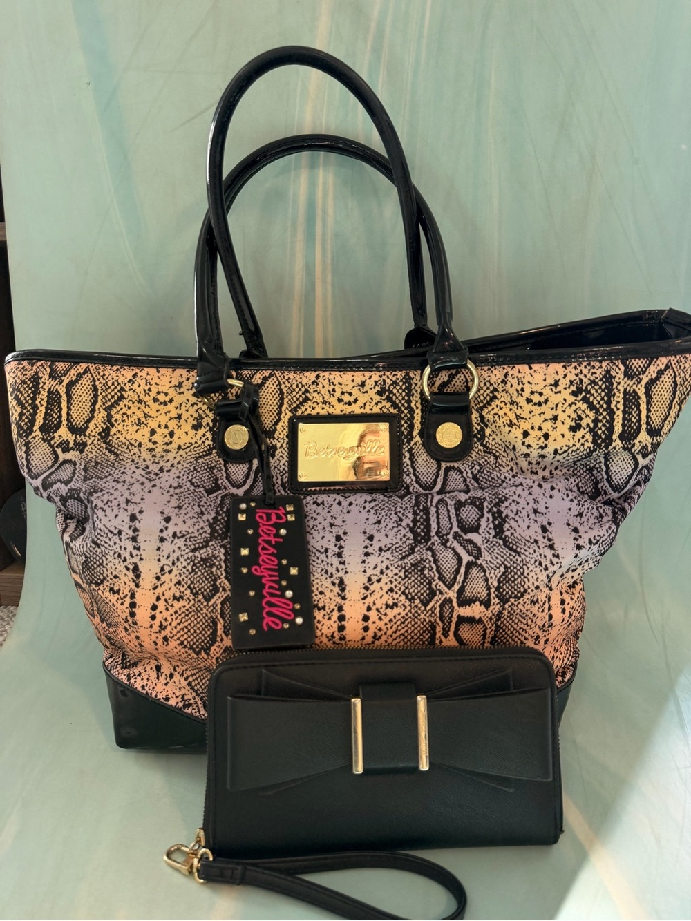 Betsey Johnson Black Snake-Print Tote Bag with Matching Black Wallet 🤩 Excellent